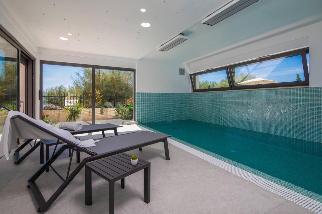 Luxury Beachfront Flores Heated Outdoor, Indoor Pool, Whirlpool, Sauna